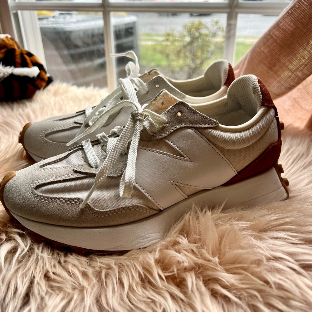 New Balance 327 Sneakers size 6.5